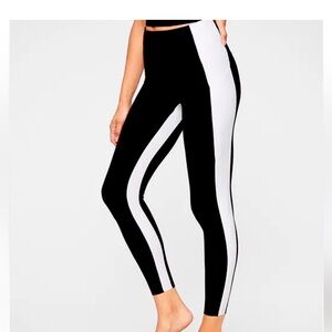 Athleta Yin 7/8 Tights/Leggings in Powervita Black and White